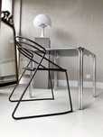 Minimalistyczny Chromowany stolik w stylu Bauhaus