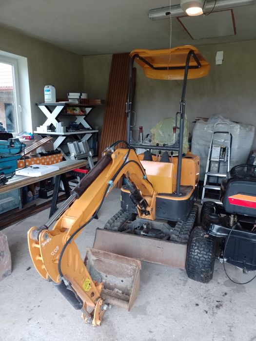 Minikoparka XN 08 chińska . Waga 880 kg