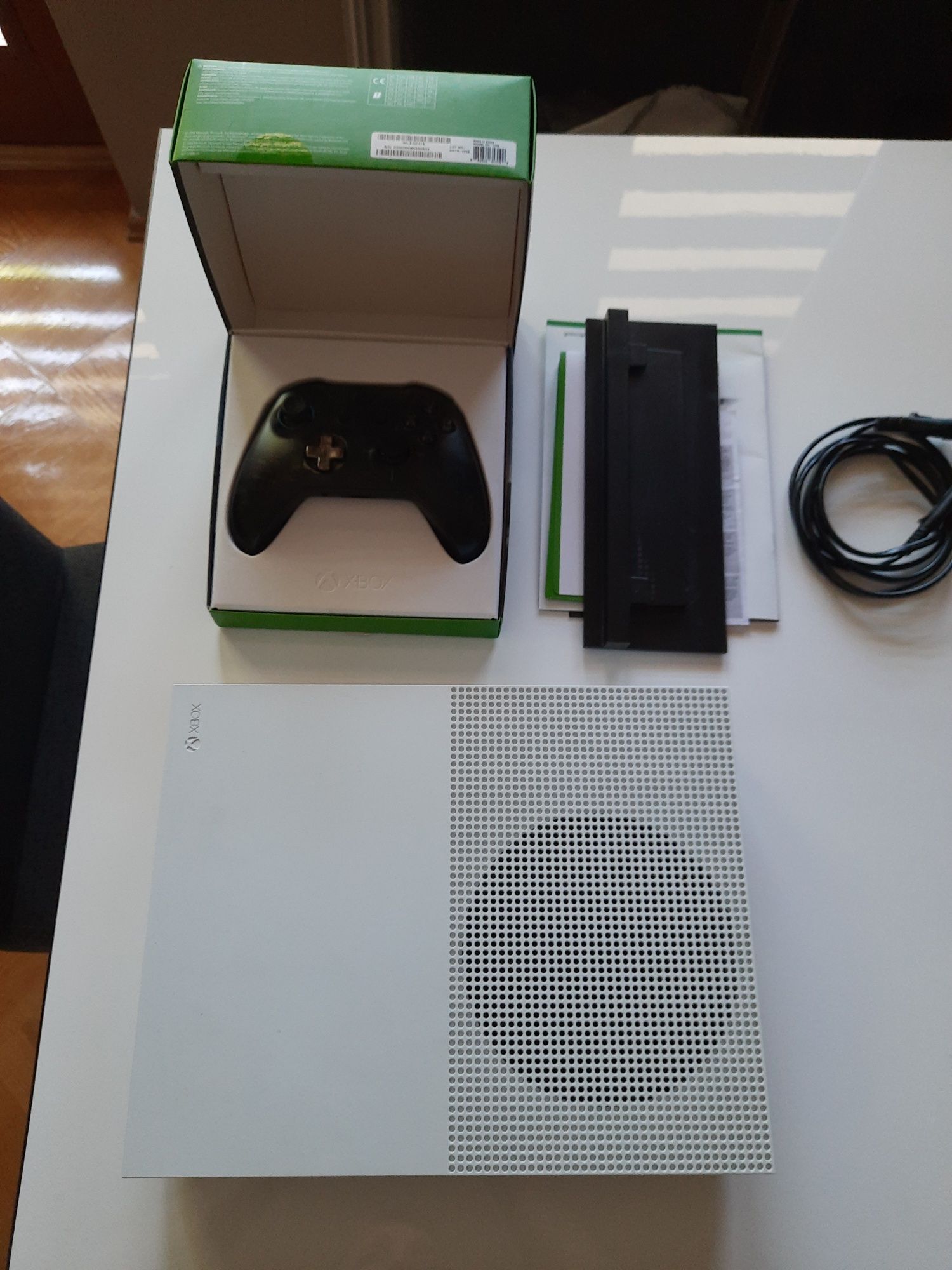 Xbox One S plus sensor kinekt. Super Stan!