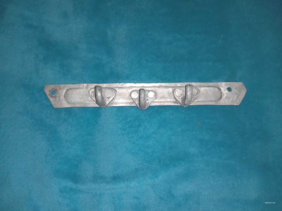 Sprzedam stary wieszak do przykręcenia na ścianę z aluminium