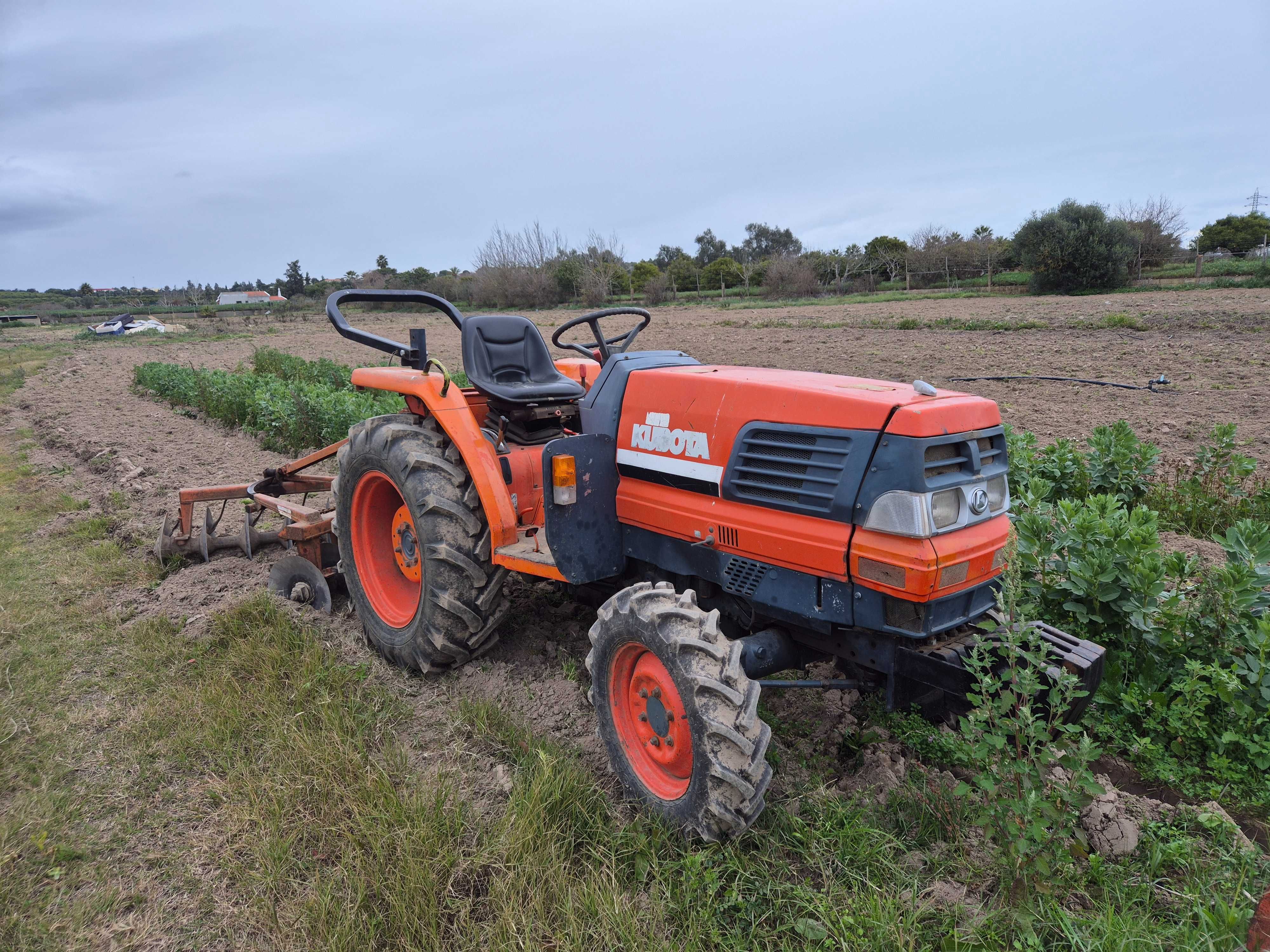 Trator Kubota L3300 35cv