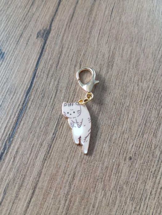 Brelok, zawieszka z wiszącym kotem. Brązowy