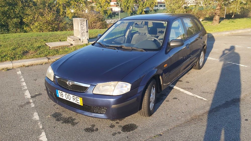 Carro a gasolina Mazda 323 F