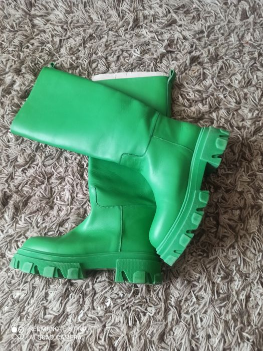 Сапожки жіночі. Купувала за 20000 грн. Нові. Шкіра натуральна.