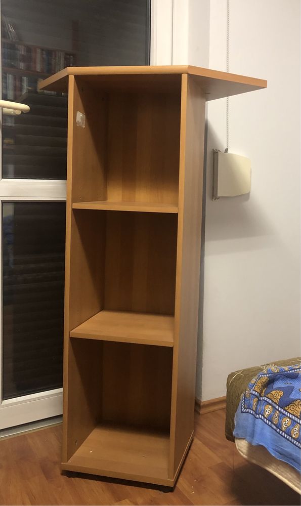 Narożna szafka pod telewizor lub biblioteczka
