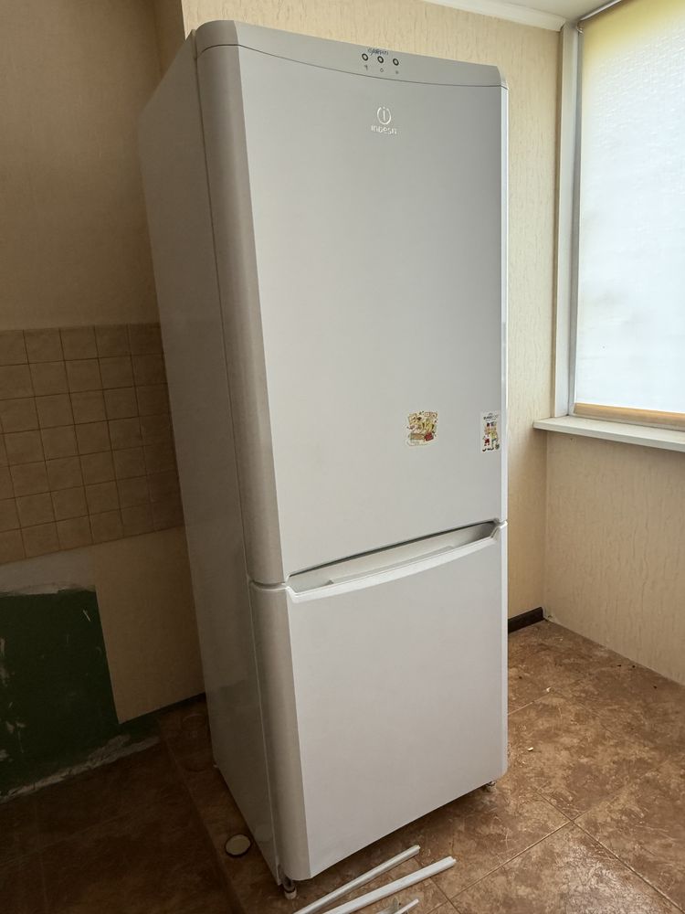 Холодильник Indesit бу