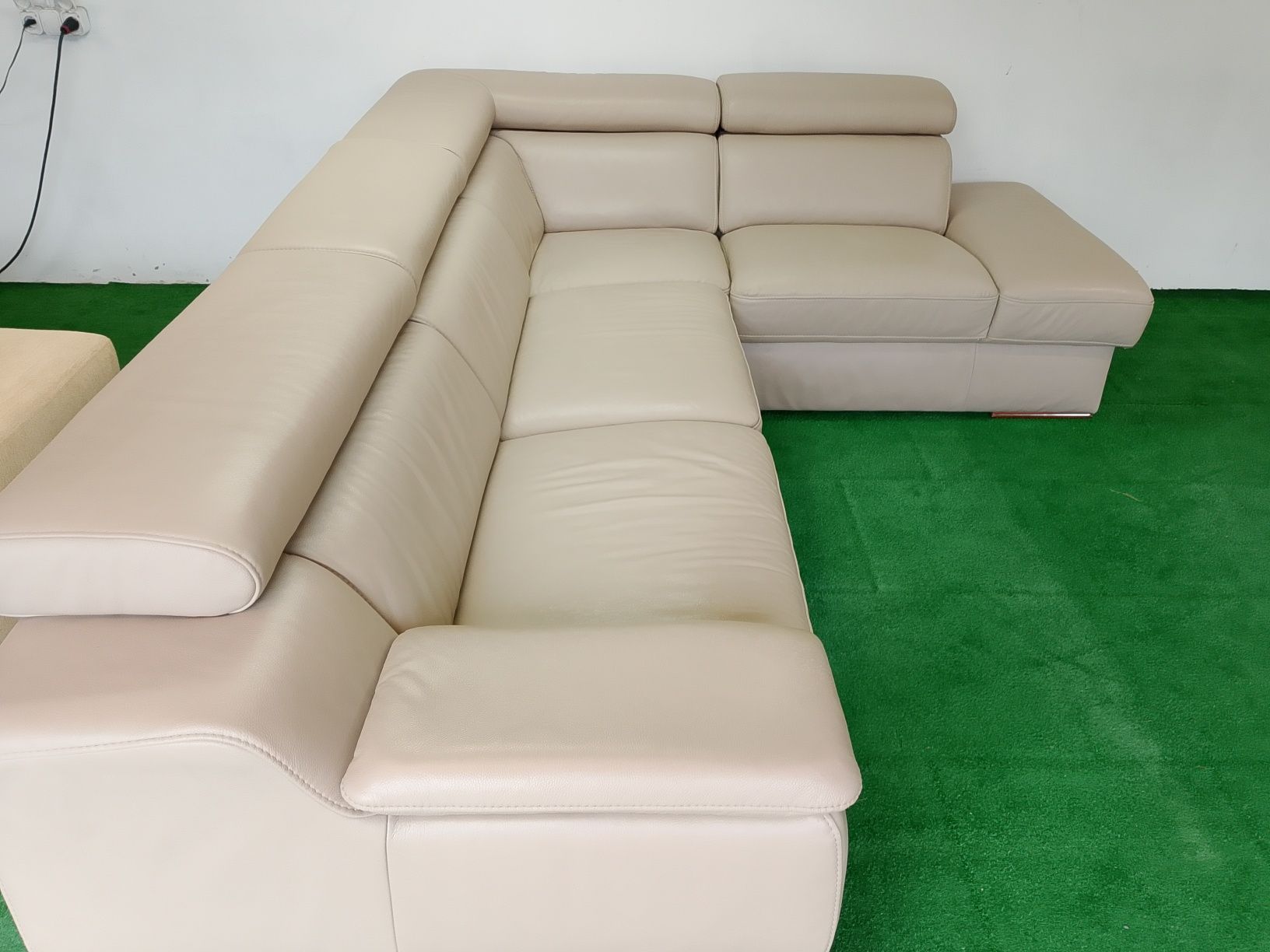 Narożnik elegantek z pojemnikiem na posciel