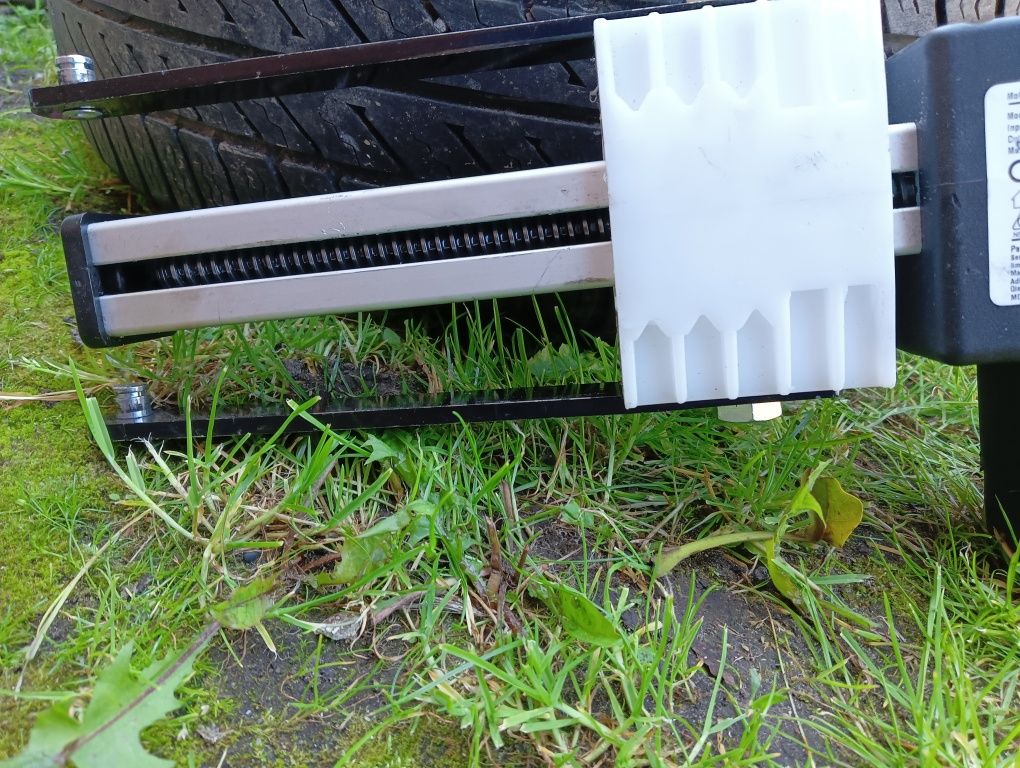 Pojedynczy  siłownik elektryczny z mocowaniem skok 13 cm