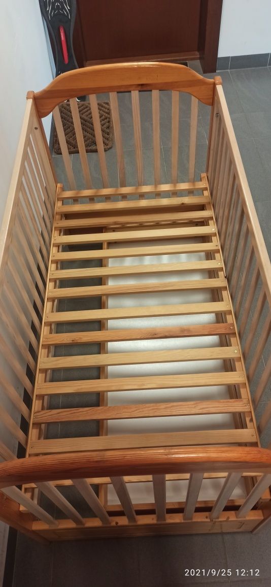 Drewniane łóżeczko z szufladą i materacem