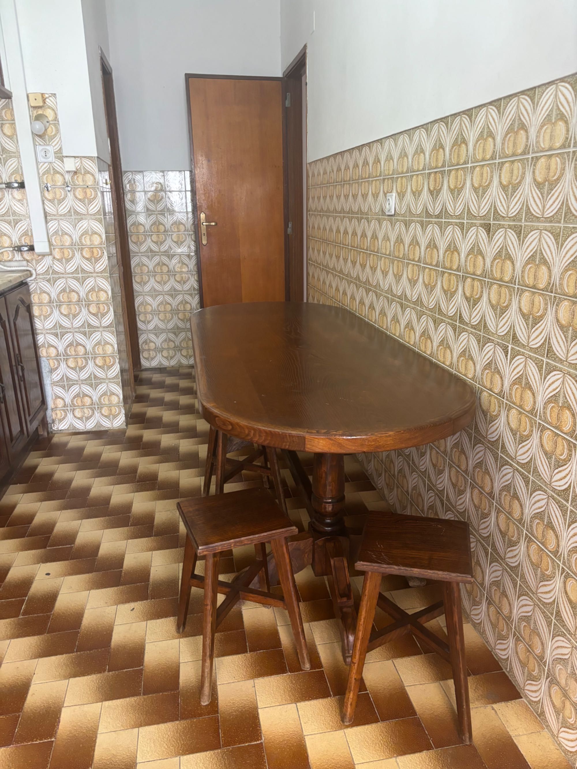 Mesa de jantar em castanho