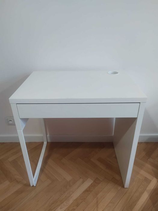 Białe biurko Ikea MICKE