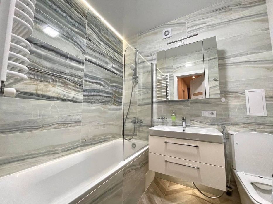 Продаж 2 км квартири на березі міського озера