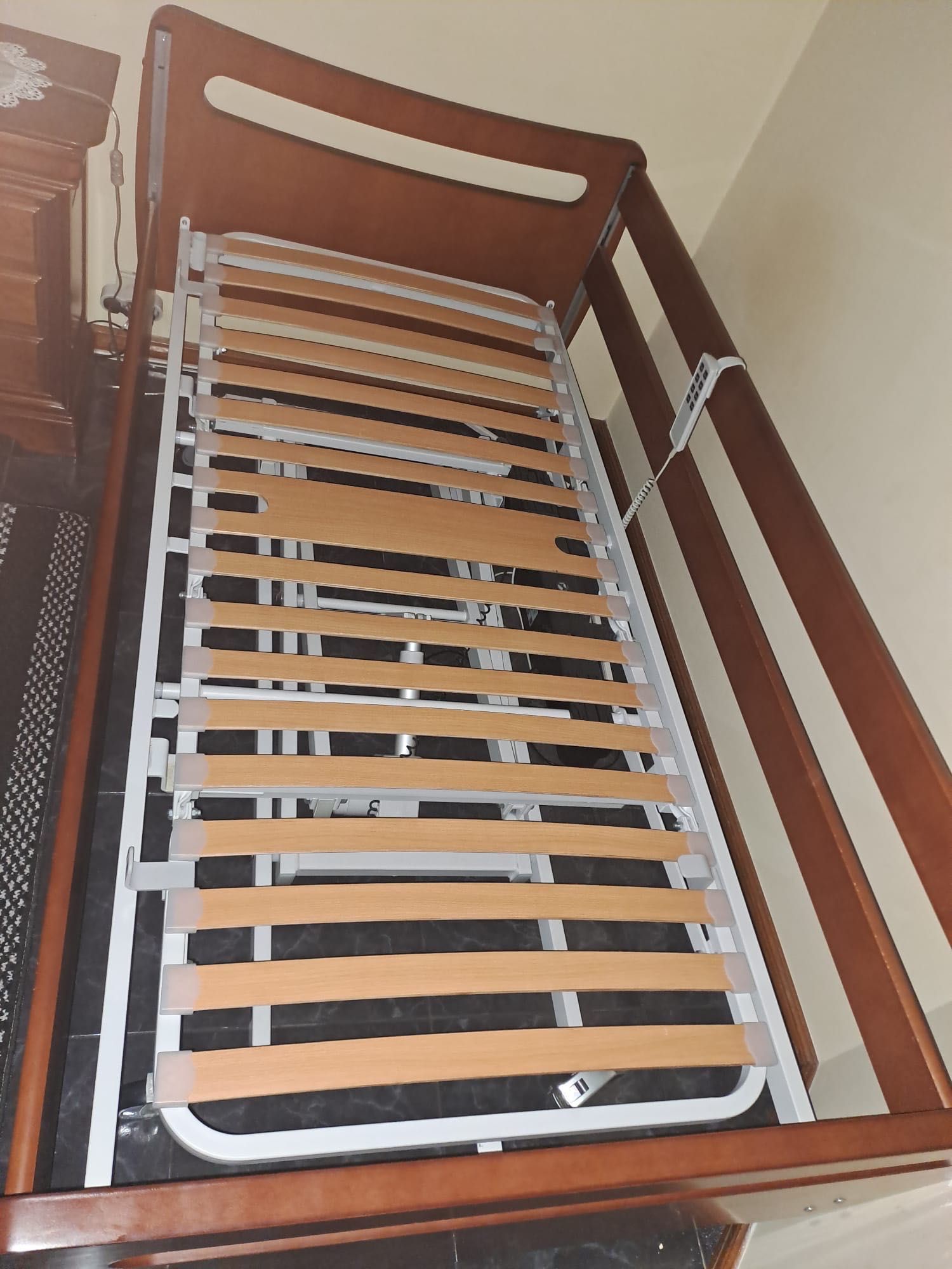 Cama semi-nova de solteiro articulada