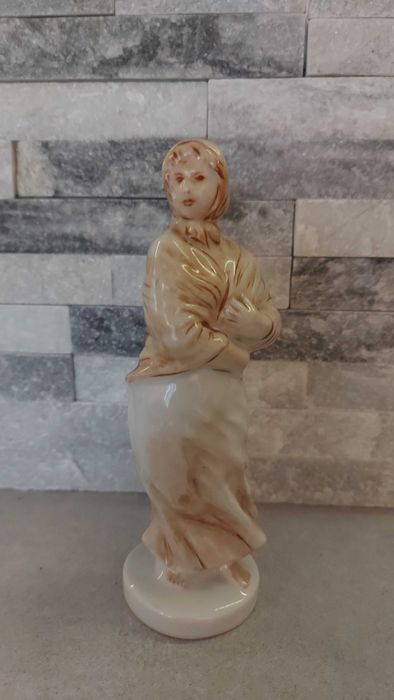 Figurka porcelanowa "Kobieta w chuście" Chodzież. Sygnowana