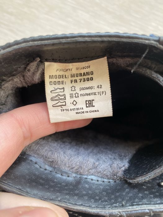 Чоловіче зимове взуття, нове, не підійшло по розміру.