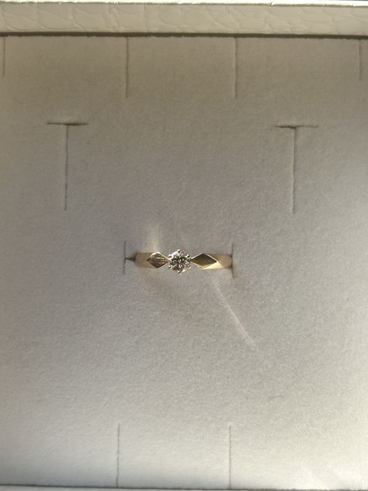 Золота каблучка з діамантом