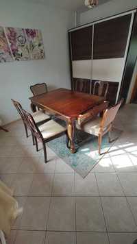 Stary rozkładany stół z krzesłami
