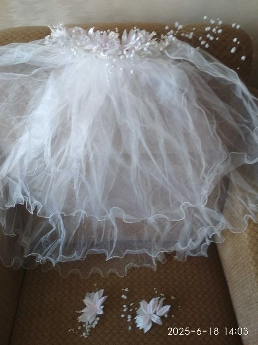 Фата весільна та прикраси до неї