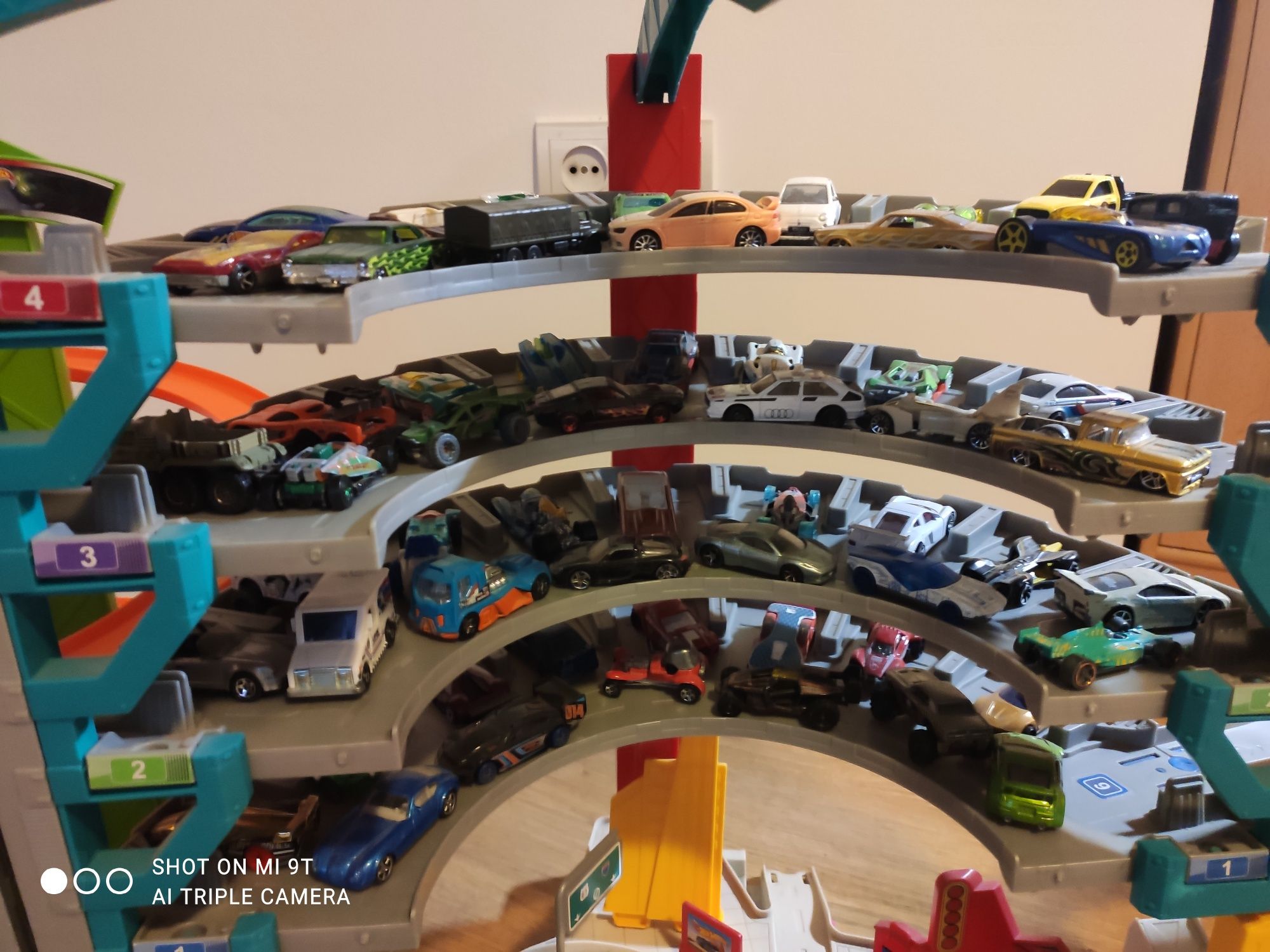 Garaż 4piętrowy Hot Wheels z rekinem