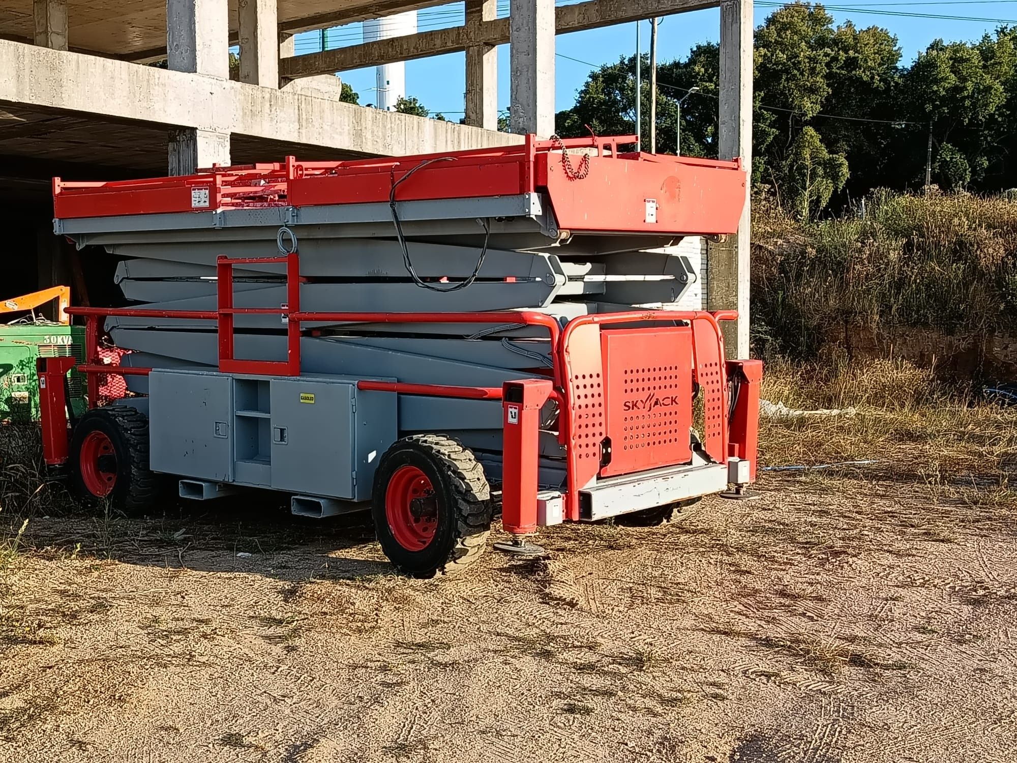 Tesoura elevatória SkyJack SJ9250RT