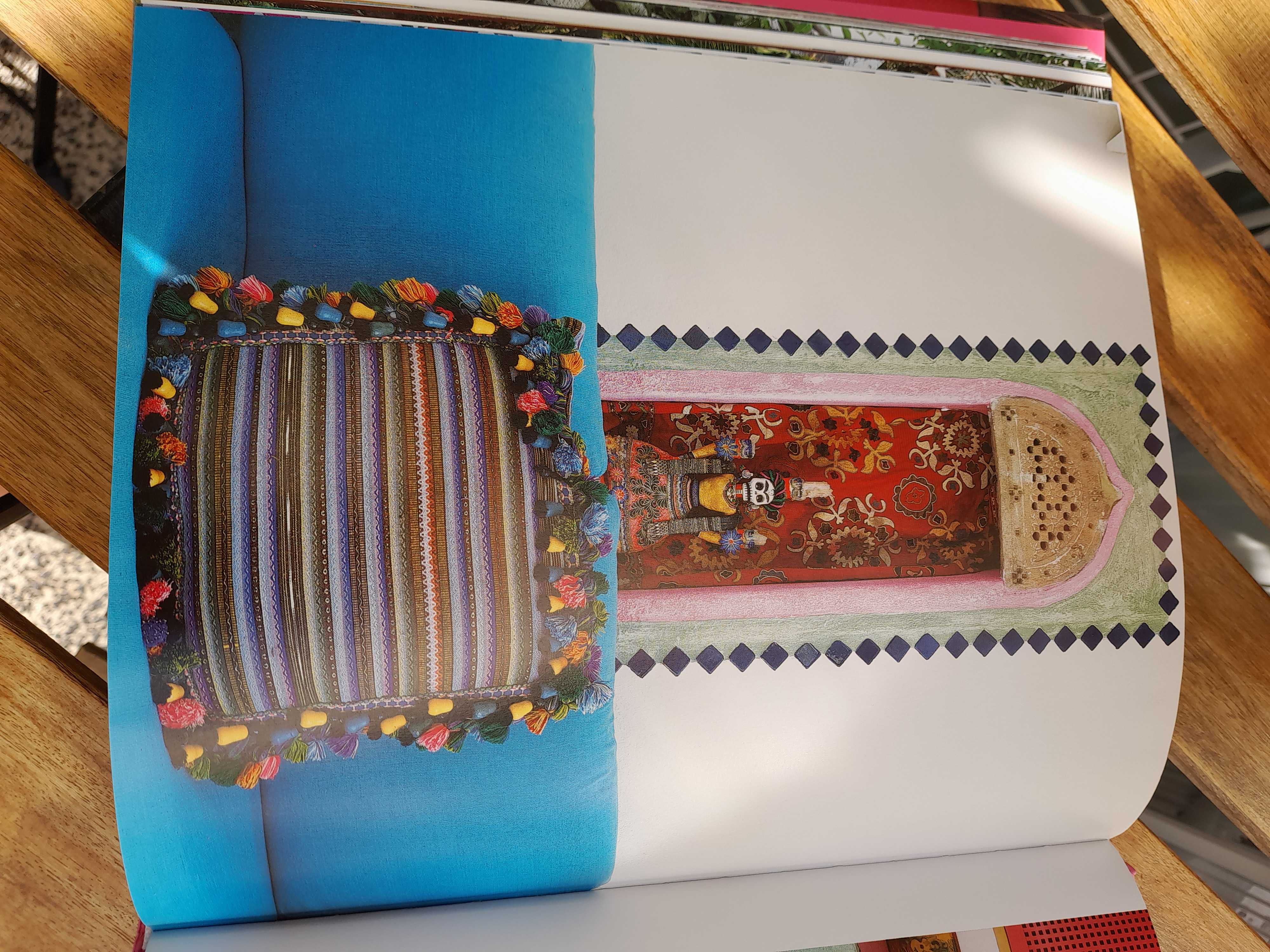 Livro "Living in México "