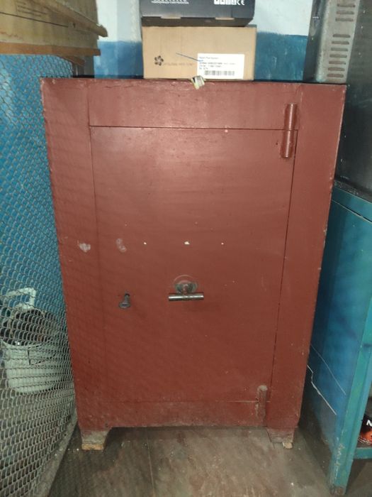 Сейф радянський висота приблизно 110см
