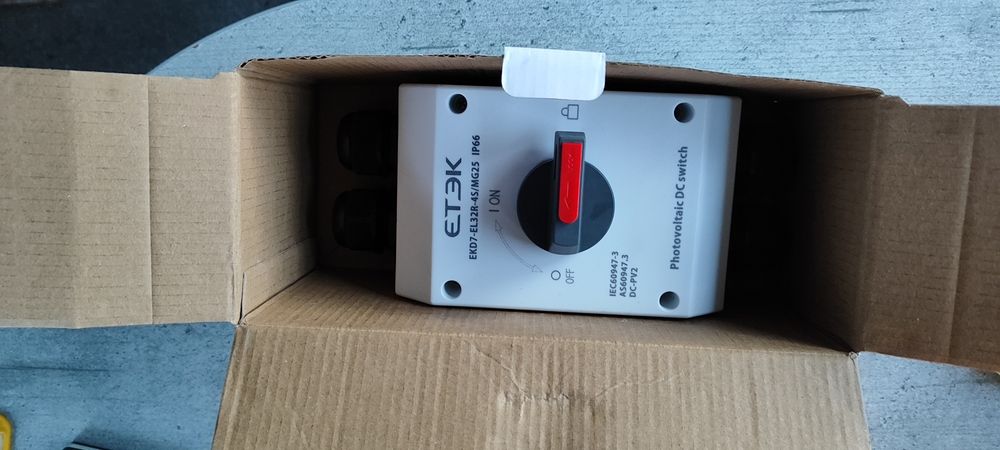 Фотогальваніческий двохполевий  сонячний ізоляційний перемикач