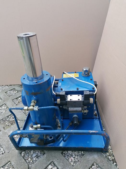 Pompa hydrauliczna z silnikiem i tłokiem