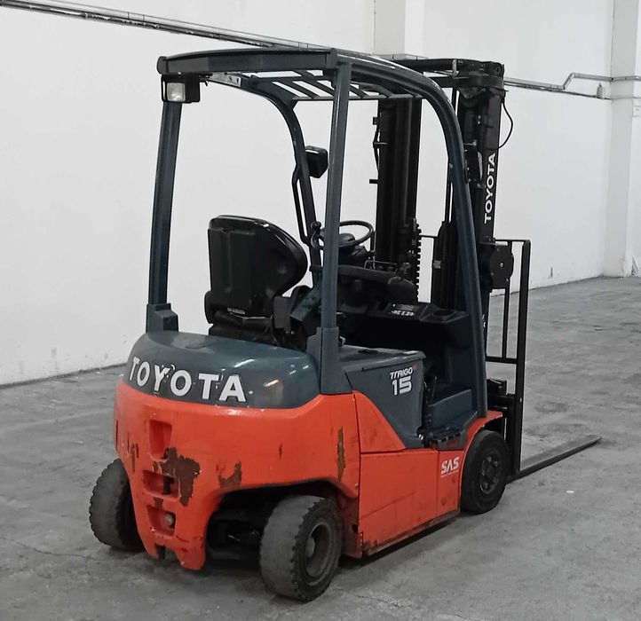 Do sprzedania wózek widłowy Toyota 8FBMT15 z 2015 roku