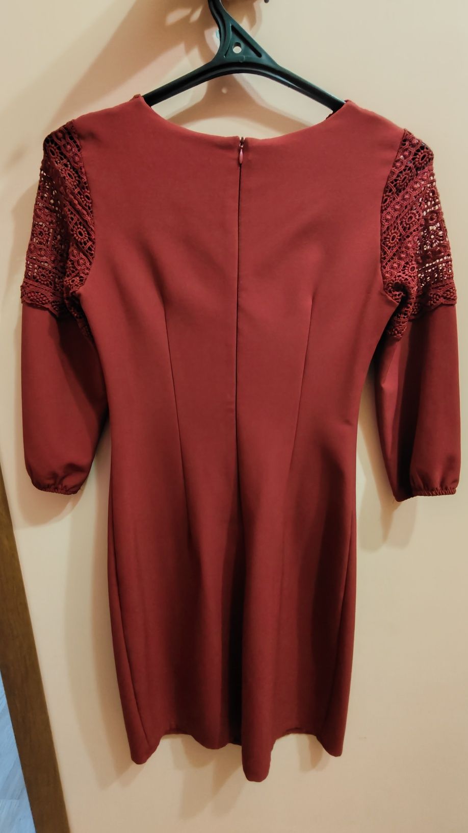 Сукня кольору бордо із мереживом