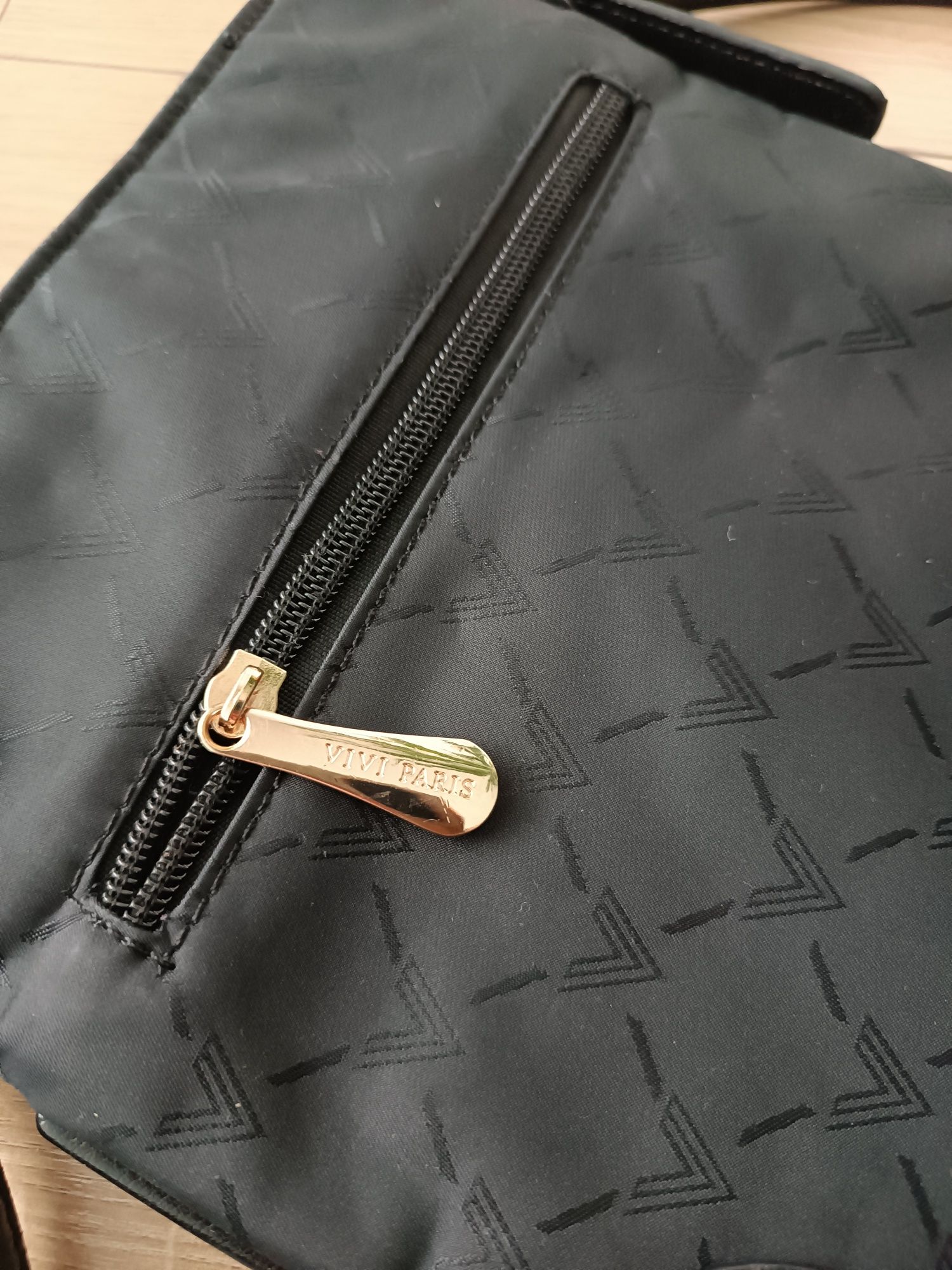Czarno złota torebka listonoszka na ramię ponadczasowy design styl