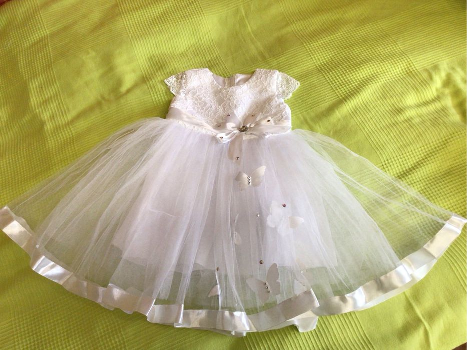 Нарядное белое платье.