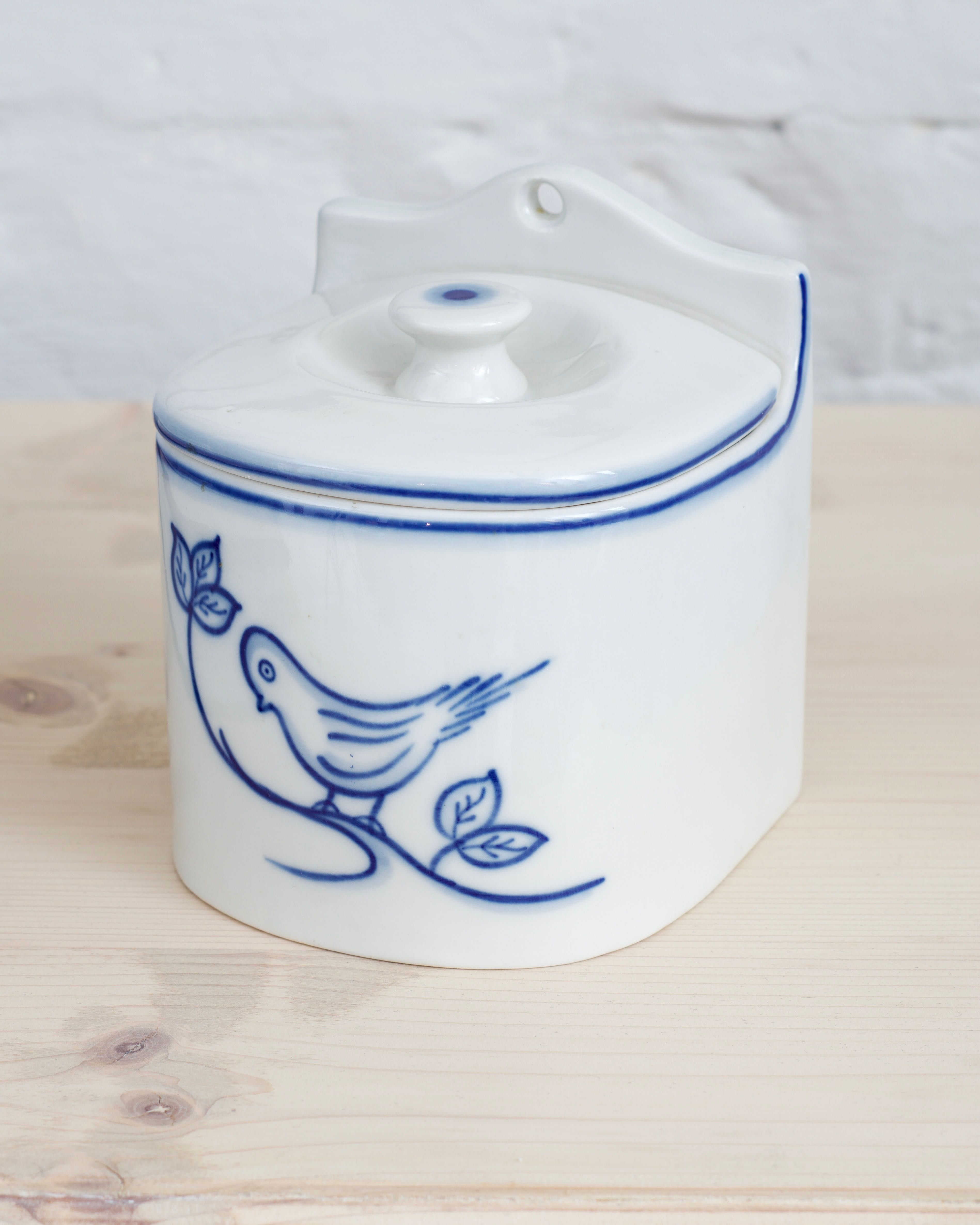 Porcelanowy pojemnik na sól. Posiada możliwość zawieszenia. Sygnowany.