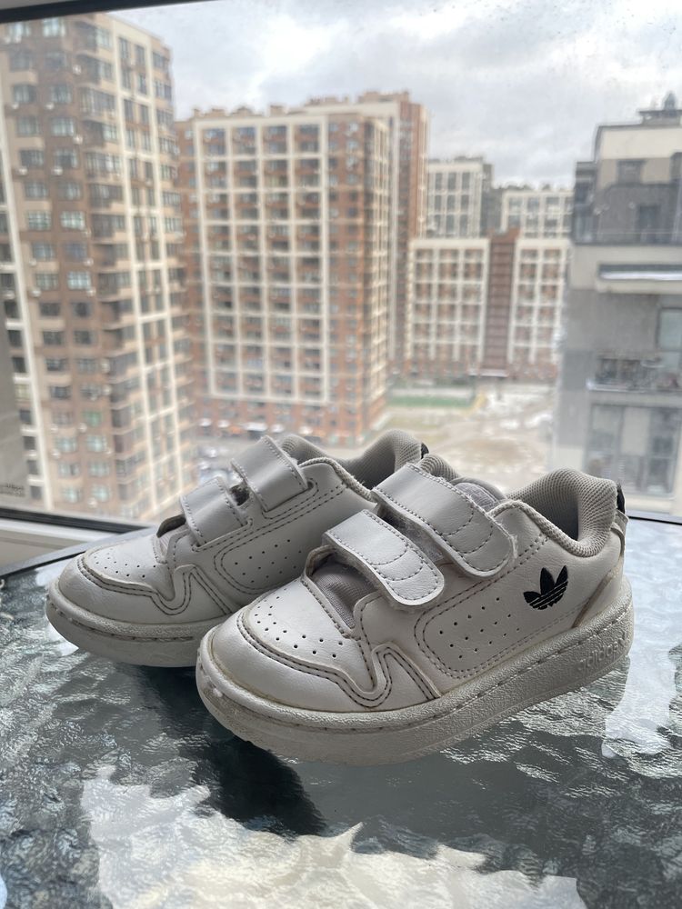 Дитячі білі кросівки adidas кросовки