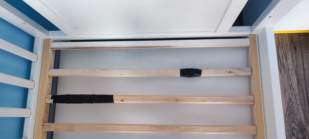 Łóżeczko drewniane z szufladą w kolorze białym+barierka 120x60