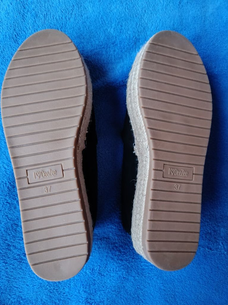 DeeZee, nowe buty espadryle z czarnego zamszu, kosztowały 99 zł.