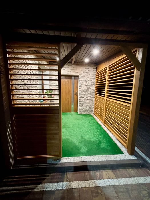 Żaluzje drewniane ruchome deseczki zabudowa tarasów altan i balkonów