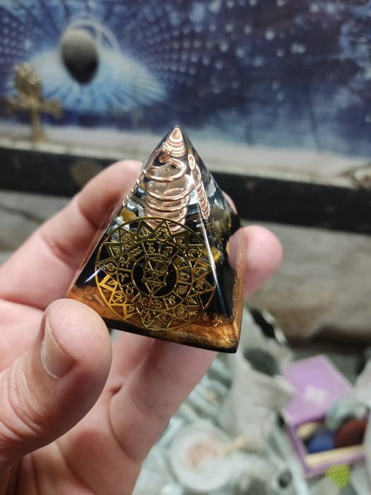Pirâmide Orgonite