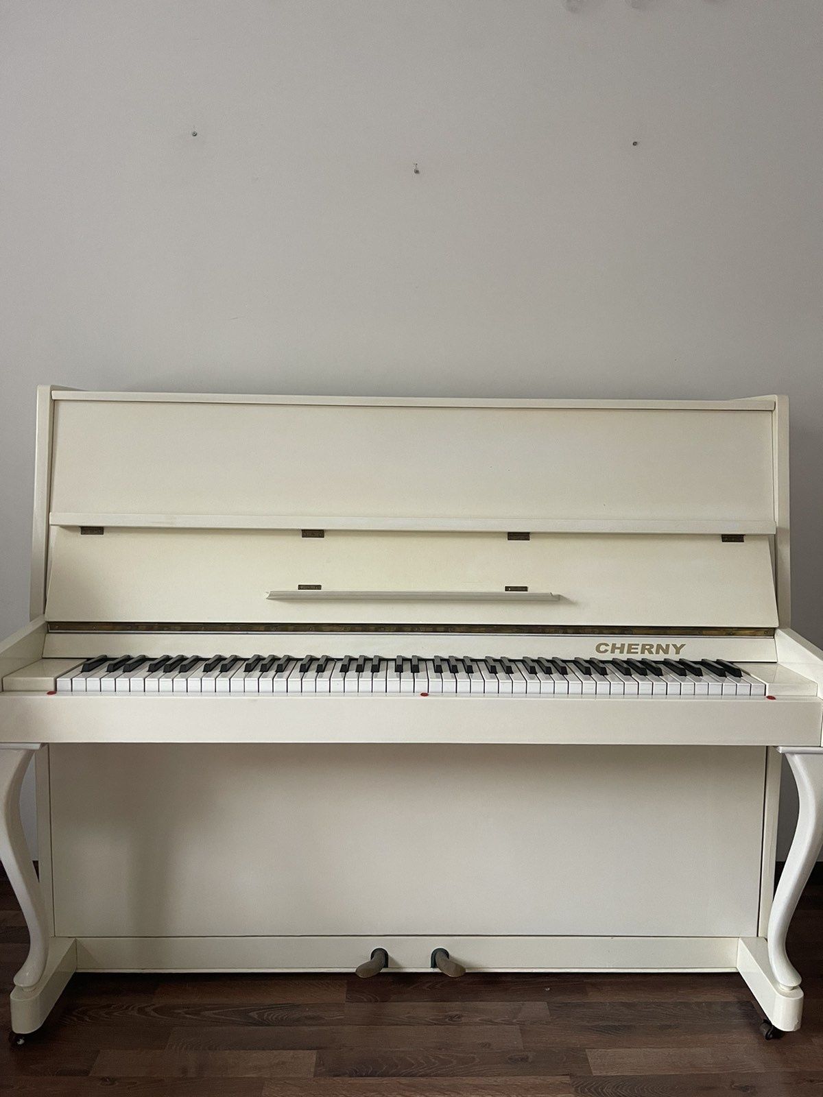 Старовинне біле піаніно