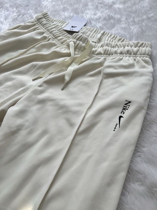 Piękne dresy śliskie spodnie Nike wiosenne w kant satynowe kremowe