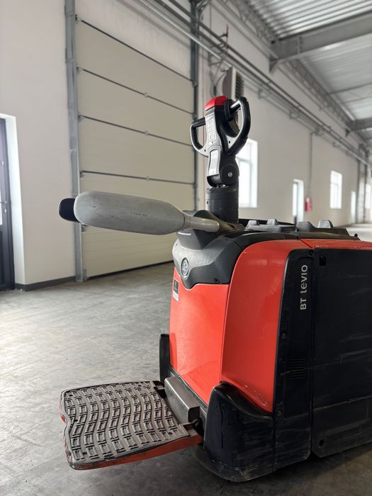 Toyota BT LPE250 paleciak elektryczny z stopniem dla operatora