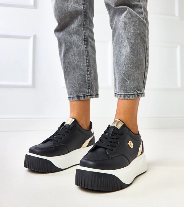 Czarne sneakersy na platformie ze złotym motywem Baresi