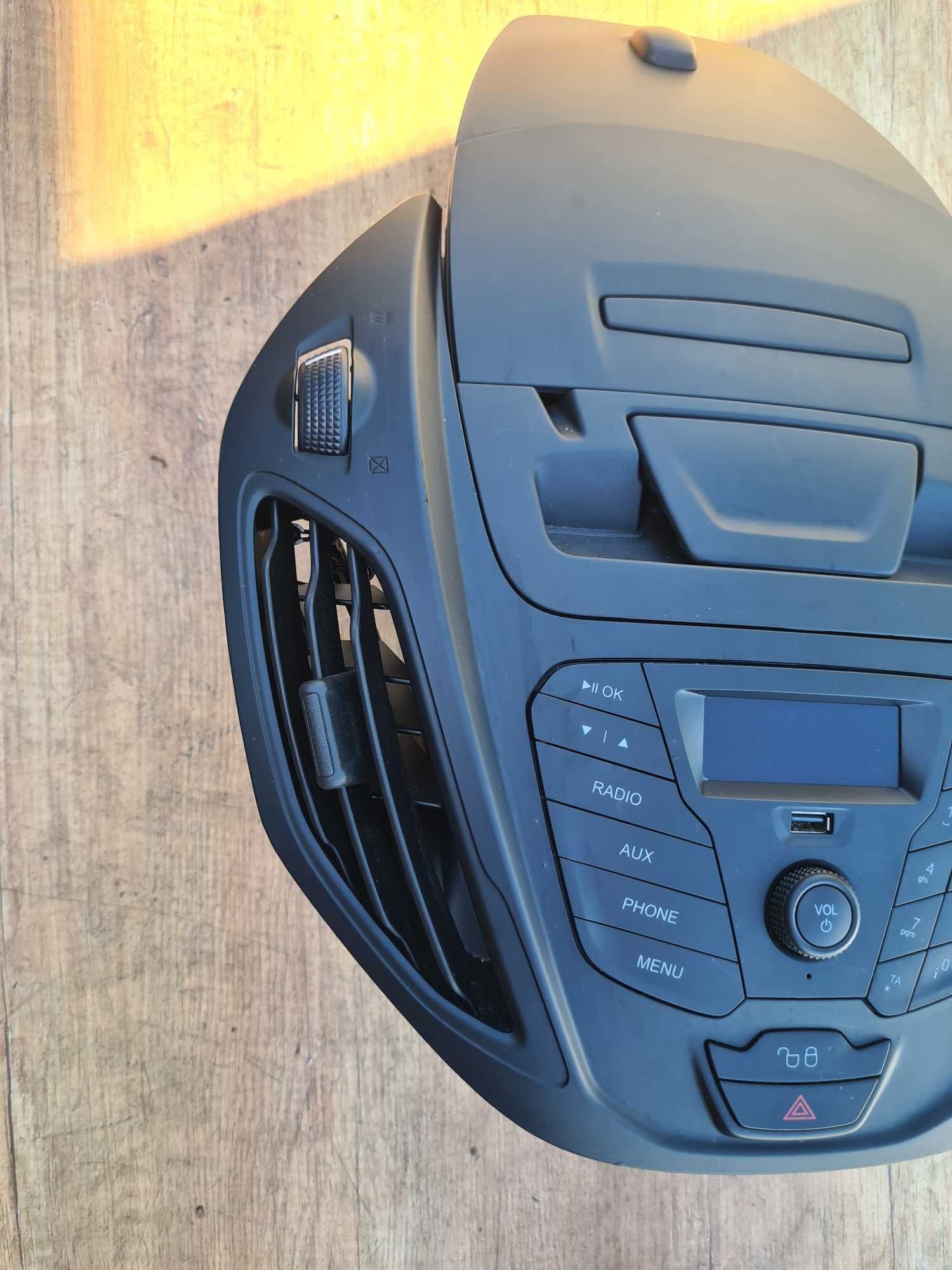 Ford Transit Courier lift 22r panel sterowania radia kratki nawiewu
