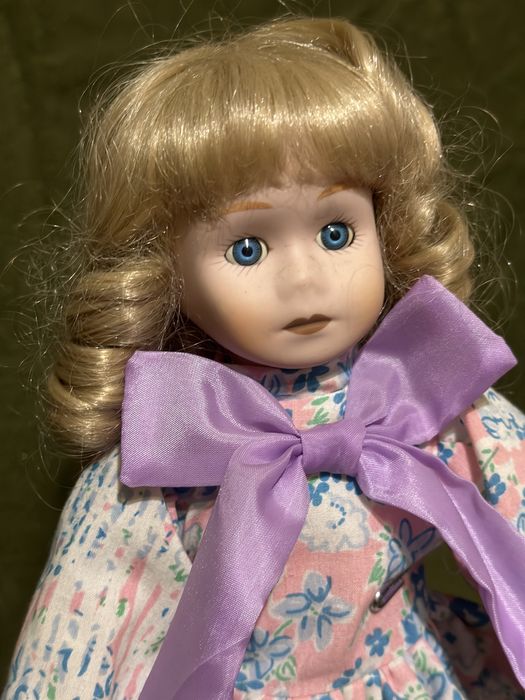 Лялька порцелянова