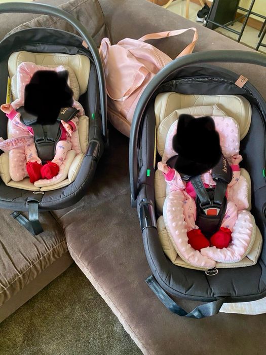 Carrinho de gemeos bebé chipolino preto com detalhes em dourado