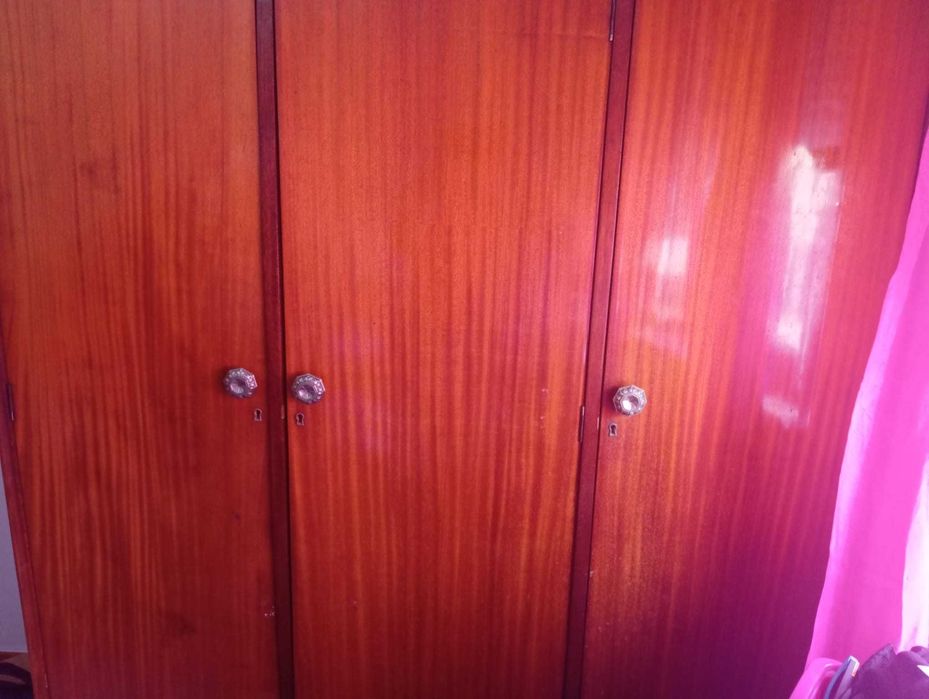 Vendo roupeiro com 3 portas e 3 gavetas dentro