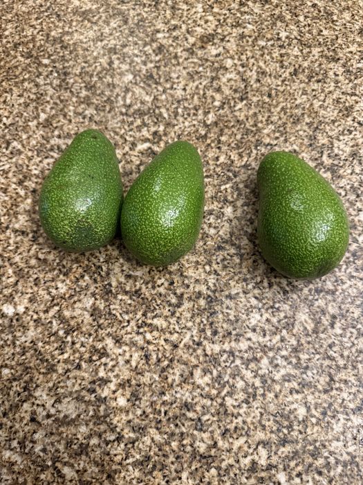 Kiwis amarelos e verdes, abacates