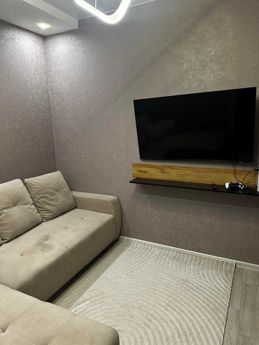 Продаємо 2км з виглядом на Озеро ,Преміум клас, меблі техніку залишаєм