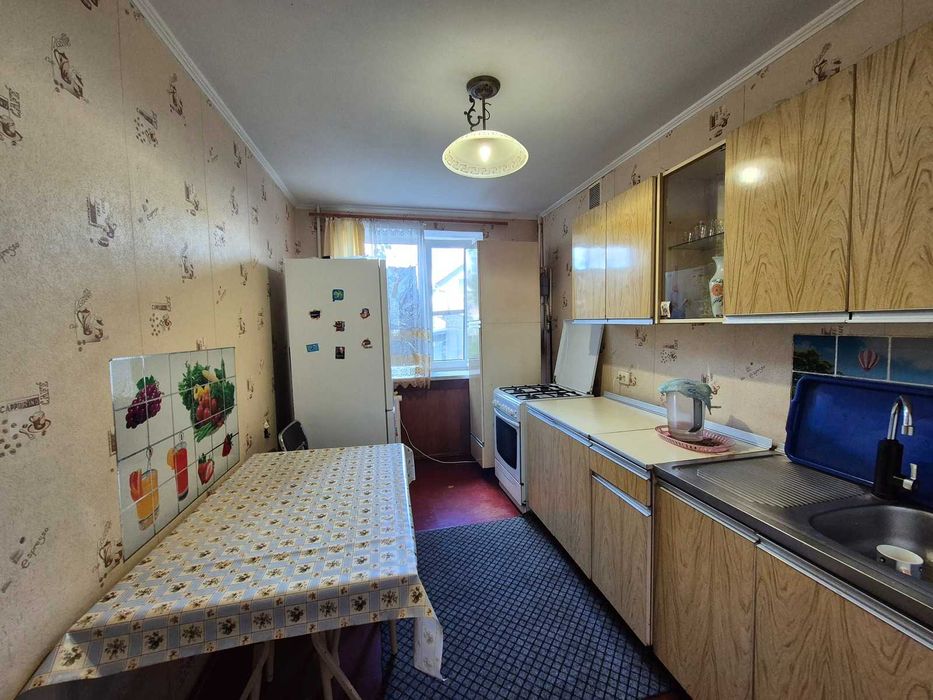 Трьошка чешка на першому поверсі з лоджією жилий стан