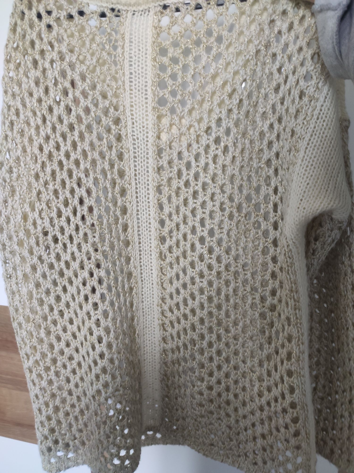 Beżowy sweterek oversized ze złotą nitką Monnari S/M dekolt w serek